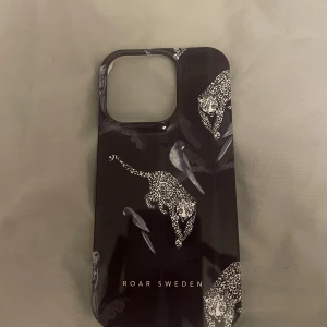 Mobilskal från Roar Sweden - Mobilskal från Roar Sweden❤️Super bra skick! Aldrig använt! Och säljer eftersom jag har en annan telefon än en iPhone 14 pro! Hör av er för mer info och fler bilder!❤️ Orginalpris: 300kr
