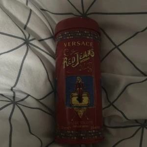 Versace Red Jeans Woman Eau de Toilette helt ny - Versace Red Jeans Woman Eau de Toilette i en röd metallförpackning med en färgglad illustration. Flaskan innehåller 75 ml av doften. Perfekt för den som älskar en klassisk och tidlös doft.
