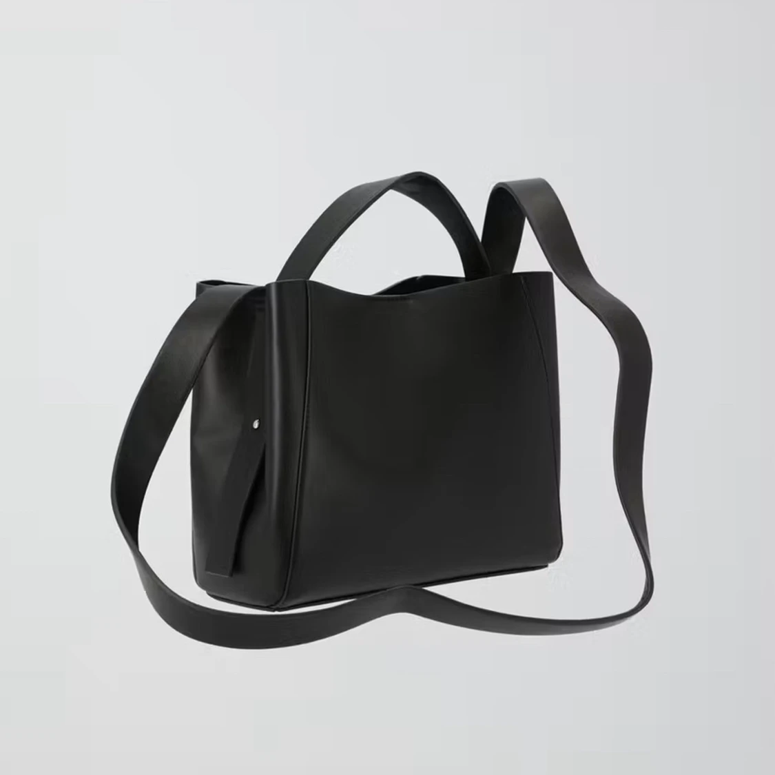 Svart axelväska i syntet