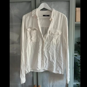 Vit skjorta/blus från Bik Bok - Endast använd en gång!