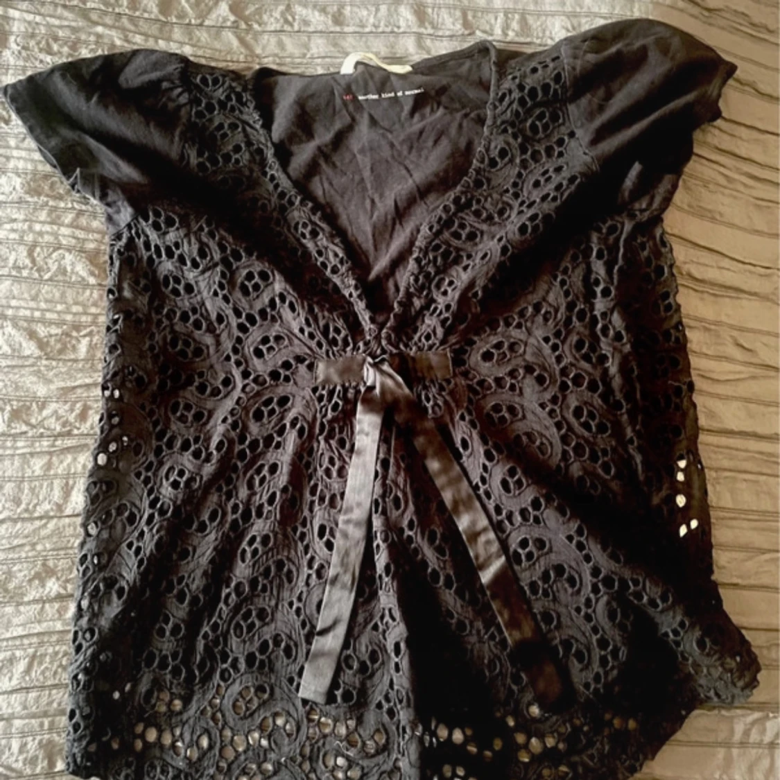 Svart spetsblus med knytband