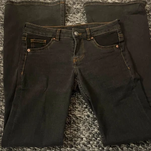 Low waist mörkgrå jeans - Säljer ett par mörkgrå low waist bootcut/flare jeans ifrån h&m då de inte kommer till användning längre, de är i jättefint skick.