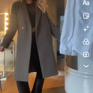 Brun kappa - Snygg brun kappa med knappar framtill. Perfekt för höst och vår, med en klassisk och stilren design. Långärmad och i en neutral färg som passar till det mesta. INTRESSEKOLL!!!!!!! Slutsåld och populär från HM.