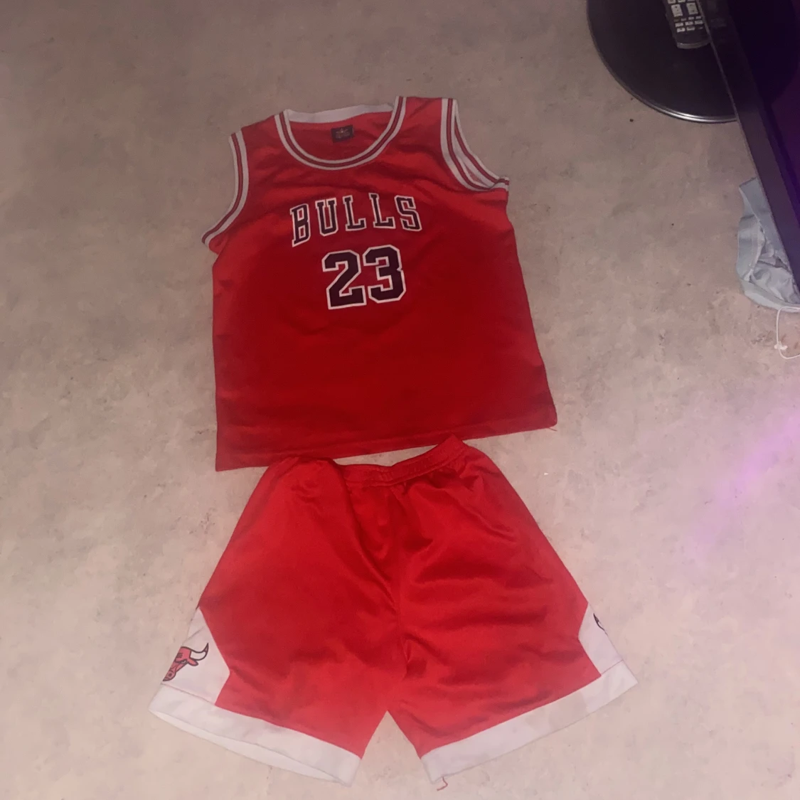 Säljer en Michael Jorden set som är ekta köpt för 2250 den kommer tvättad och det är hemma set det är också laget bulls storlek 150 från 10-12 år