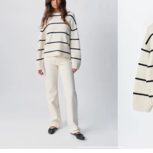 Randig stickad tröja i vit och svart - Säljer en mysig stickad tröja i vit med svarta ränder. Köpt på gina för 399kr men bara använt en gång då den var för stor.