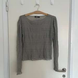 Grå tröja - Grå see through-tröja. Både använd till vardag och vid finare tillfällen men ett linne under. Stretchigt material och väldigt skön🫶🏻🌸