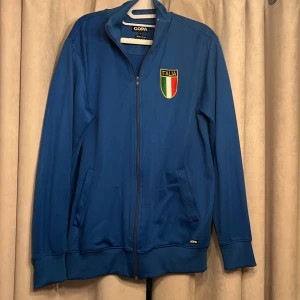 Blå jacka från COPA med Italiens emblem - Säljer en blå jacka från COPA med Italiens emblem på bröstet.