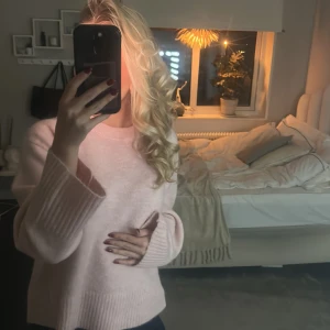 Ljusrosa stickad tröja - Säljer min super söta stickade rosa tröja, mycket fint skick, använt fåtal gånger, inga skador eller liknande , köpt på Gina , tröjan bär storlek 158/164🩷