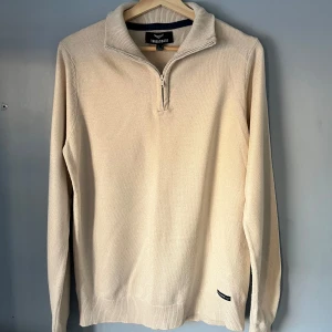 Beige Half zip från Threadbare - Säljer en clean beige tröja från Threadbare med halv dragkedja och ribbad krage. Perfekt för kyligare dagar med sin mjuka och bekväma passform. Strl S. Skriv om det finns frågor!