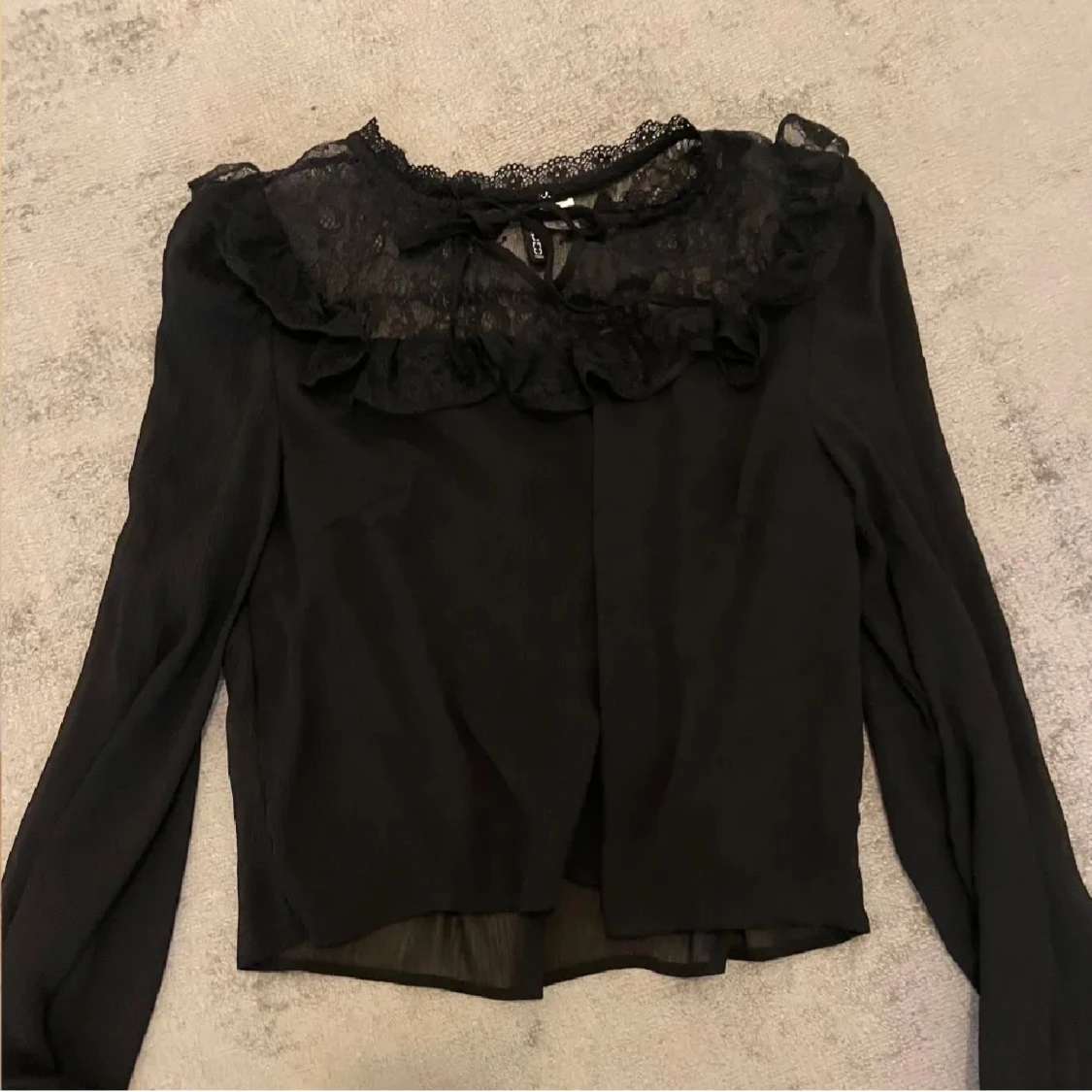 Svart blus med spetsdetaljer - 92