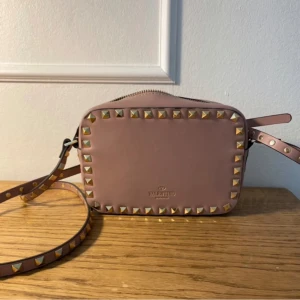 Rosa axelväska med nitar från Valentino - Kollar intresset på min fina valentino väska. 