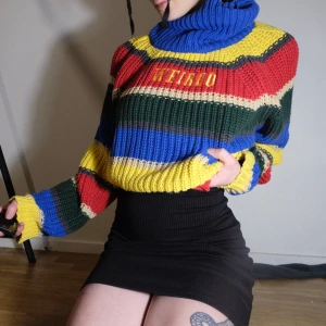 Stickad tröja - Färgglad stickad tröja i tjockt material med texten 'WEIRDO' på bröstet. 