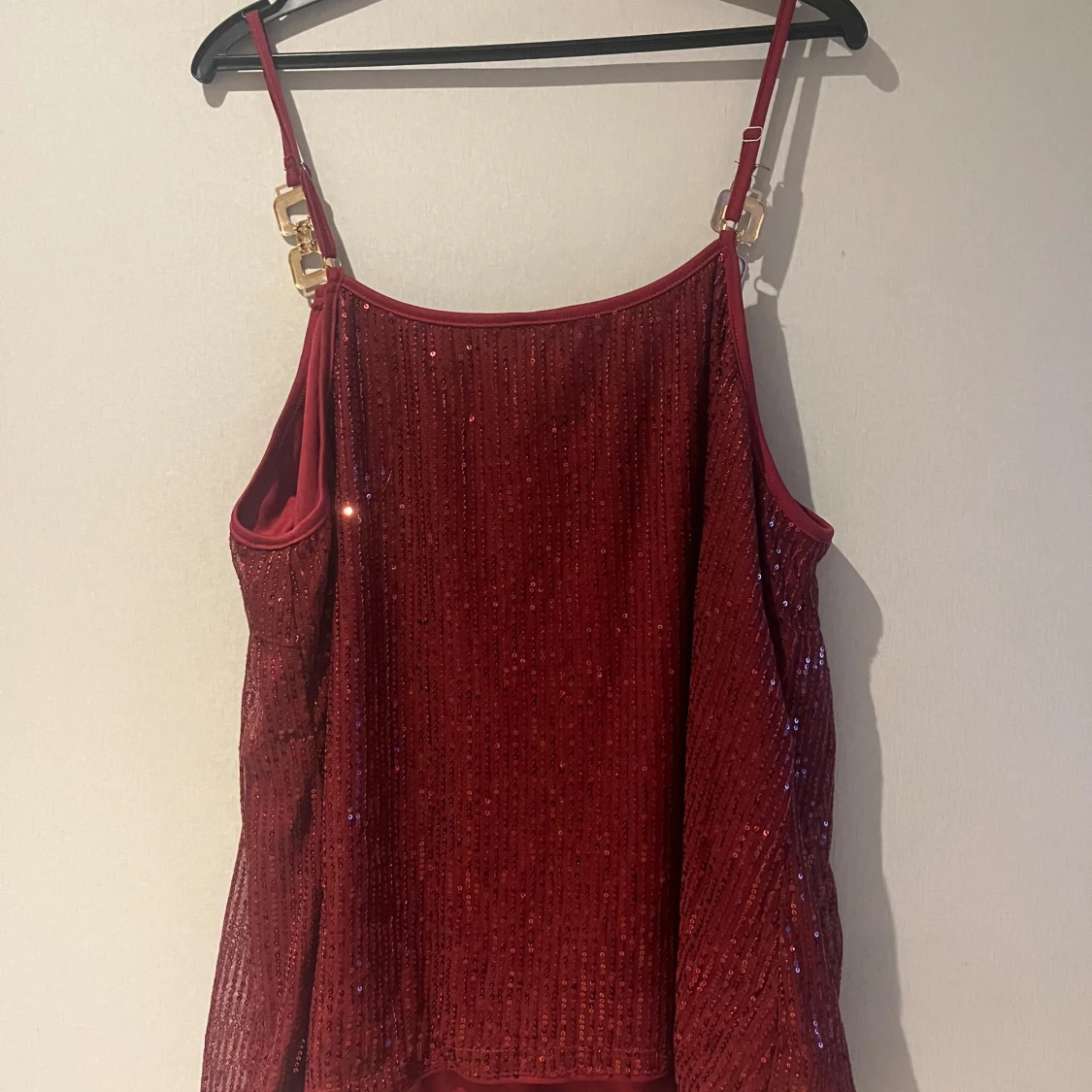 Röd paljettlinne med justerbara axelband - 90