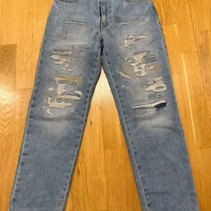 Levi’s ripped jeans 550 - Ett par Levi’s slitna jeans i storlek W30 L30 som jag köpte utomlands under sommaren (modellen säljes ej i Sverige). Har bara använt den en gång och den verkar i princip i nytt skick.