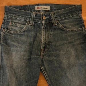 Levi's 506 Standard Jeans - Säljer ett par klassiska Levi's 506 Standard jeans i blå denim. De har en straight passform med normal midja och fem fickor. Perfekta för en avslappnad stil. W30 L32  Mått: Midja: 39 cm Innerbenslängd 79 cm Innersömn: 25 cm