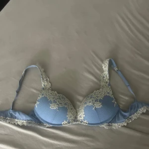 Intimissimi bh💗 - ‼️Disskuterbart pris‼️Säljer en ljusblå bh från intimissimi med vackra spetsdetaljer i beige. Modell gioia!!💗 Bh:n har justerbara axelband och en klassisk hakknäppning bak. Perfekt för en romantisk look. Storlek 75B, men skulle även säga att den passar 80B!Superfin och är i bra skick! Köpte på plick, men har aldrig kommit till användning.