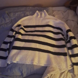  stickad tröja från Palt dam - Jätte fin och mysig stickad tröja från Palt dam i stl S. Svart och vit randig, använd en gång och köpt för 500. Kontakta för frågor o bilder!💞