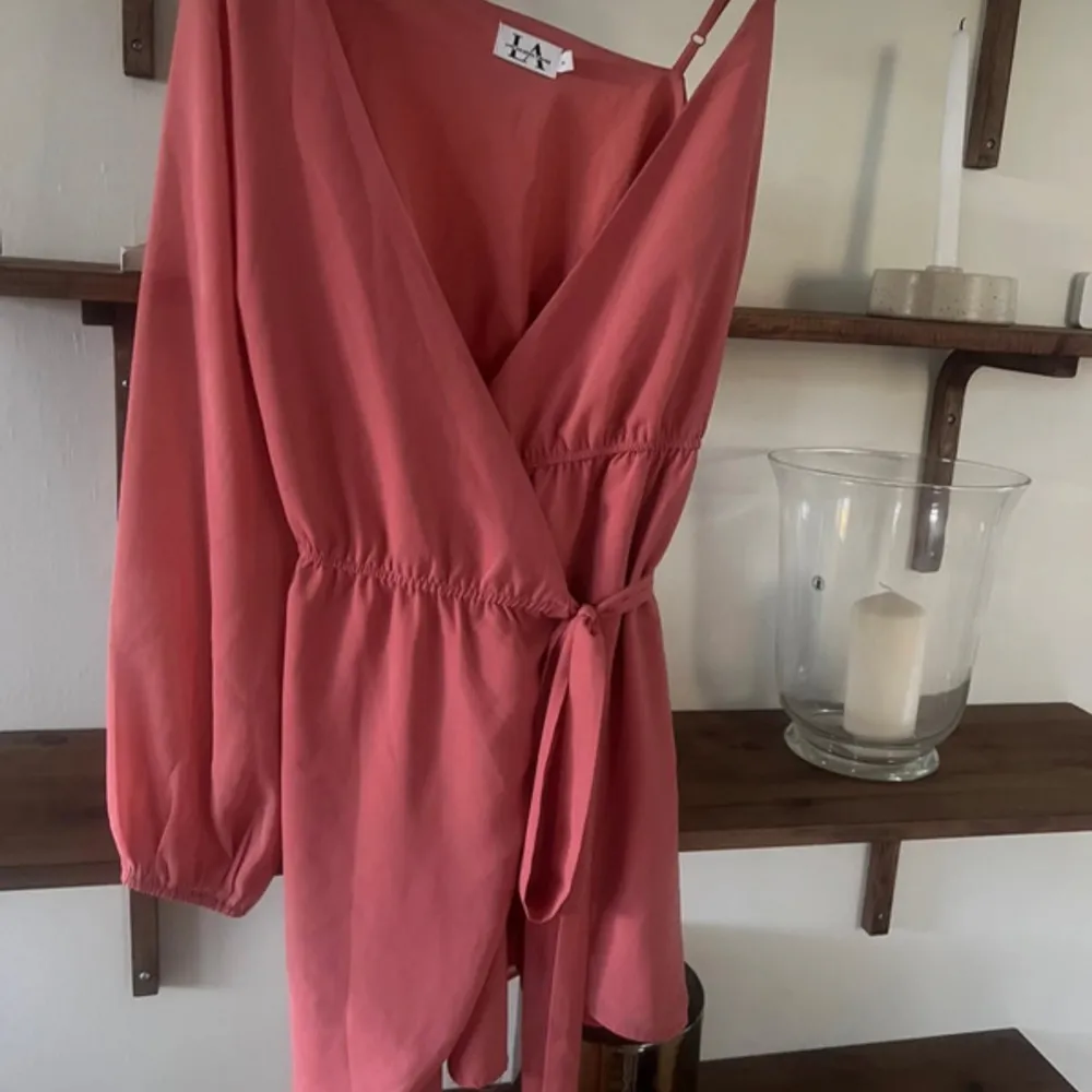 En snygg playsuit från Linn Ahlborg X NAKD. Använd enstaka gång. Mekot.