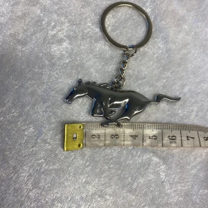 Nyckelringar med häst, motorcykel, fotboll och katt - Fyra olika nyckelringar i metall: en med en springande häst, en med en motorcykel, en med en fotboll och en med en söt katt. Perfekta som små presenter eller för att ge din nyckelknippa lite personlighet.  Finns fler kvar, samma frakt , 49kr/st 