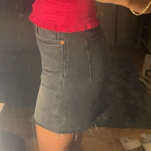 Svart jeanskjol - Trendig svart jeanskjol med rå kant och klassisk femficksdesign.🖤🖤