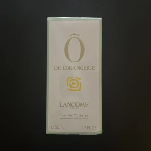 Ô de L'Orangerie Eau de Toilette från Lancôme - Fräsch och blommig doft från Lancôme, Ô de L'Orangerie, i en elegant flaska. Perfekt för den som älskar citrus och blommiga toner. Flaskan innehåller 50 ml av denna uppfriskande Eau de Toilette. Oöppnad 