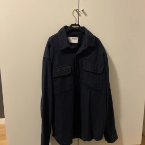 Mörkblå overshirt från Selected Homme - Snygg mörkblå overshirt från Selected Homme. Perfekt för lager-på-lager-stil och passar bra till både vardag och mer avslappnade tillfällen. Storlek M, fint skick. Pris kan diskuteras🤩