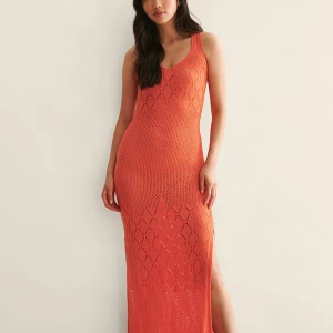 Orange stickad klänning / Strandklänning / Beach cover-up - Trendig orange stickad klänning med ett snyggt mönster och slits på sidan. Klänningen är ärmlös och har en lång passform som ger en elegant look.