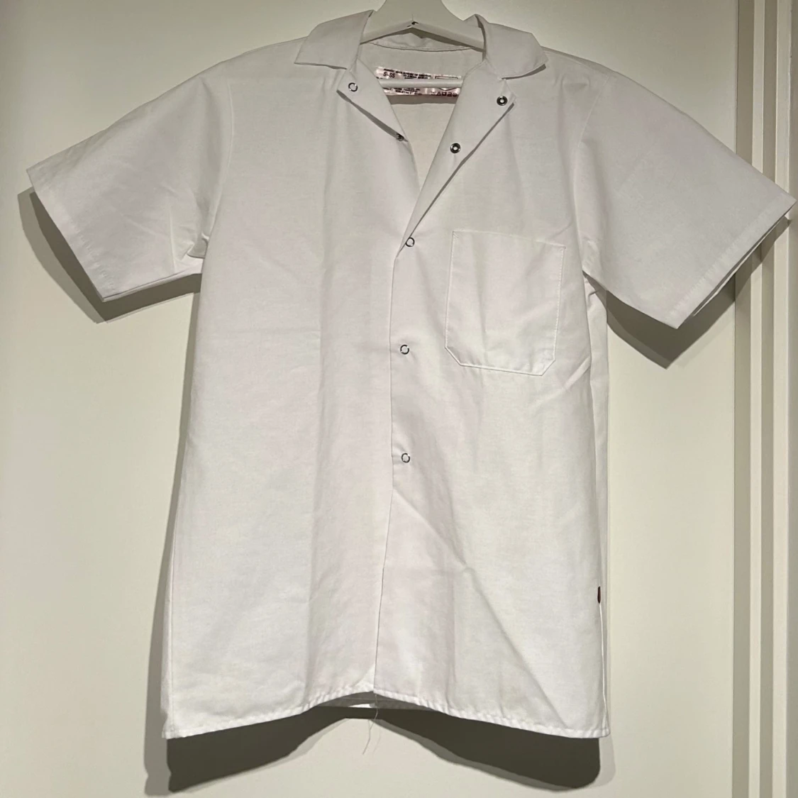 Vit kortärmad skjorta