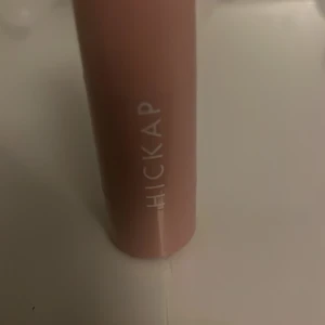 Krämrouge från Hickap - Säljer ett krämrouge från Hickap i en praktisk stickförpackning. Färgen är en mjuk rosa nyans som ger en naturlig glöd till kinderna. Perfekt för en fräsch look! Tycker ej om färgen därför säljer jag kan mötas upp