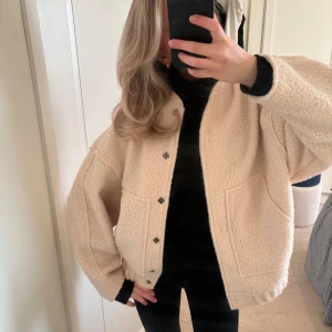 Bomberjacka  - Superfin bomberjacka i boucle😍 sparsamt använd 