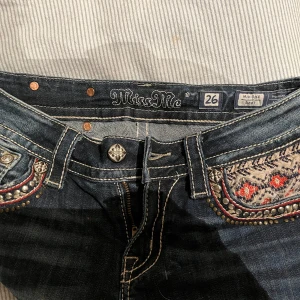 Assnygga Miss Me jeans - Supersnygga Miss Me jeans med super passform, lagom mycket bootcut och lågmidjade, långa i benen💕jag är själv 1,74. Kontakta vid frågor/ mått mm💕