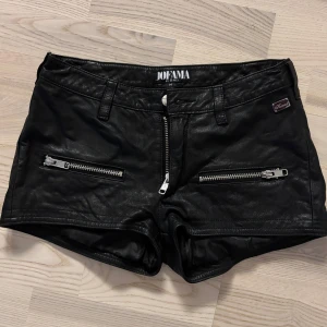 skinnshorts 🖤 - jättesnygga shorts från JOFAMA. ok att köpa direkt 🖤