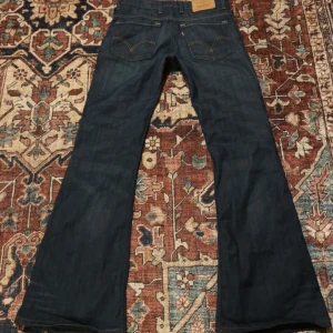 Vintage levis - Så snygga utsvängda vintage Levis. Midjemåttet är ca 75cm och innerbenslängden är 83cm.