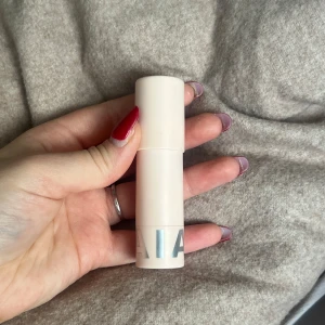 Blurring Stick från caia  - Säljer en Blurring Stick från Caia . Denna primer är i stiftform och har en ljusblå nyans. Perfekt för att skapa en jämn bas och minimera porer innan sminkapplicering. Obs har gått av på mitten därav det billiga priset. 