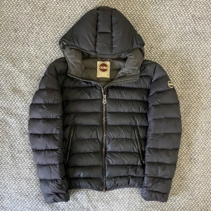 Colmar jacka - Mörkgrön dunjacka från Colmar. Storlek 48, sitter som en S/M. Använd men i mycket fint skick. Inga hål eller slitningar. Hör gärna av dig vid frågor eller fler bilder😉👊🏽