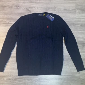 Stickad Ralph Lauren tröja - Tja, säljer en stickad Ralph Lauren tröja som är perfekt nu till början av våren | storlek M | Mitt pris: 1200kr. Skriv vid minsta fundering😀😁