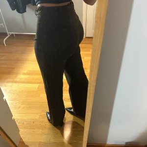 Bruna kostymbyxor - Snygga bruna kostymbyxor med medel midja och bootcut-stil. Perfekta för en stilren look. Byxorna har en klassisk passform! Jag är 171 cm!