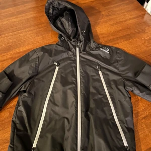 Emporio Armani jacka - Säljer min emporio Armani jacka eftersom den är för liten. Den är köpt i Stockholm för 1700 kr för ett år sedan ungefär. Den är perfekt nu till hösten men funkar bra även på vintern. Den är i storlek S. Priset kan diskuteras vid snabb affär