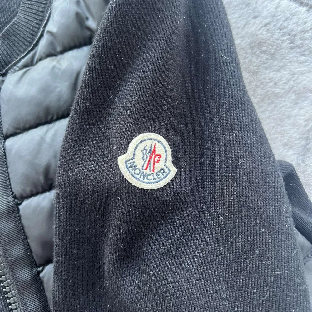 Säljer nu min fina moncler cardigan som jag inte använder, i super fint skick! Kvitto finns! Tags finns samt medföljer.. Jackor.