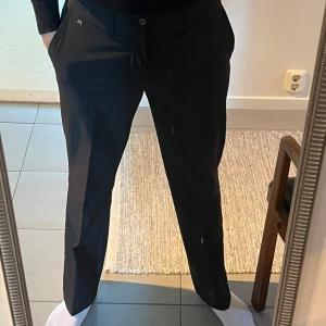 J.Lindberg byxor - Tjena, Säljer nu dessa riktigt snygga golfbyxor från J.Lindberg. Går både att använda till golfen men även som jag gjort, som kostymbyxor.  Storlek 30/32. Hör av dig vid fler frågor! Mvh Emrik