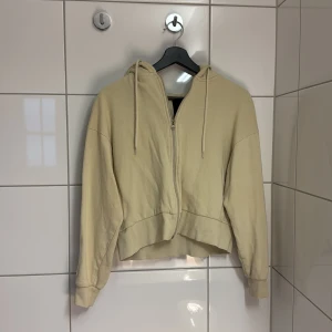 Hoodie - Storlek XS/S. I fint skick. I färgen Beige. 
