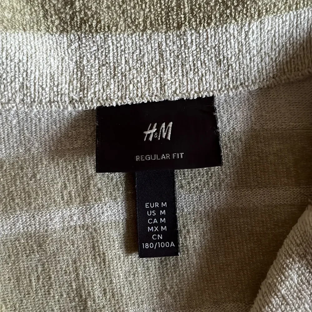 Säljer en stilren och bekväm kortärmad skjorta från H&M i storlek M. Den är tillverkad i ett mjukt material och har knappar framtill samt en bröstficka. Passar både till vardags och festliga tillfällen!. Skjortor.