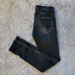 Replay | Anbass Hyperflex - Säljer dessa fina Replay Anbass jeans! | Fint skick, men dessvärre två defekter som syns på bild! | Storlek 32, passar dig omkring 172-180 ish. | Ställ gärna frågor innan du köper!