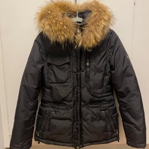 Hollies  - Hollies Livigno storlek 38 (tyckte lite för små i storleken). Väldigt bra skick. Inga defekter förekommer. Nypris: 4495kr. Köparen står för frakt. 
