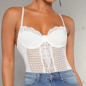 Vit body  - Vit spets body i XS, helt ny & aldrig använd. 