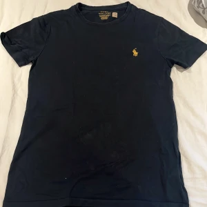 Ralph lauren tröja - Har ett lite hål på ryggen, 165 cm men sitter tajt. Köpa från emporia room 1006