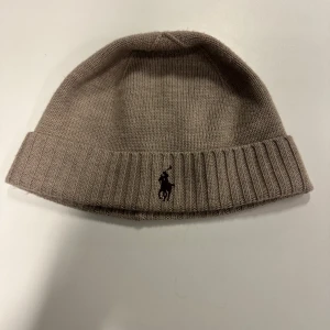 Ralph lauren Mössa - Säljer min Ralph lauren mössa då jag inte använder den så mycket längre. 10/10 i skick, det är bara att höra av sig om det finns intresse🤩