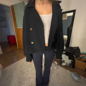 Noella kappa🤍 - Så fin mörkblå kappa från Noella, storlek M/L men sitter som en S!!!! Lite nopprig men annars i bra skick💕💕💕