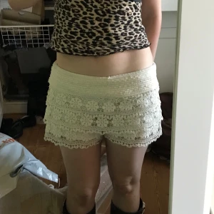Vackra volangshorts i crochet - Såå fina shorts som sitter snyggt lågmidjat men går även att ha högre om man vill då de är stretchiga i midjan:)) Tveka inte att ställa frågor om du undrar över något! Priset är diskuterbart så lämna gärna prisförslag☺️