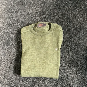 Morris Tröja - Säljer denna helt oanvända Morris tröja köpt från Care Of Carl, köptes för 750kr och är i helt perfekt skick! Tröjan är i storlek L men passar även dig som bär M! 